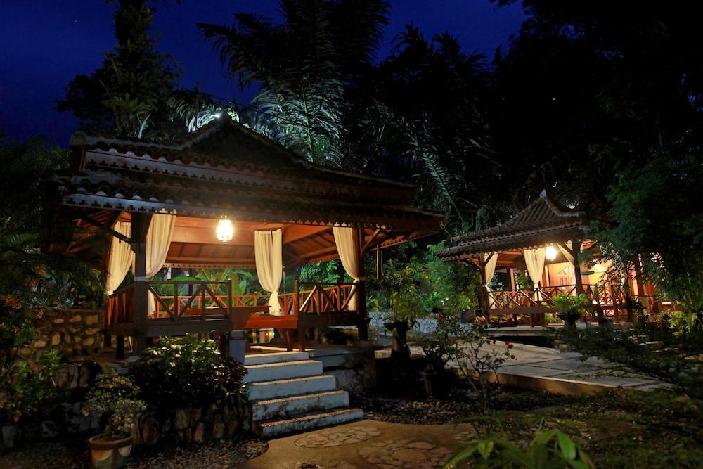 Green Tropical Village Tanjung Pandan Exterior foto